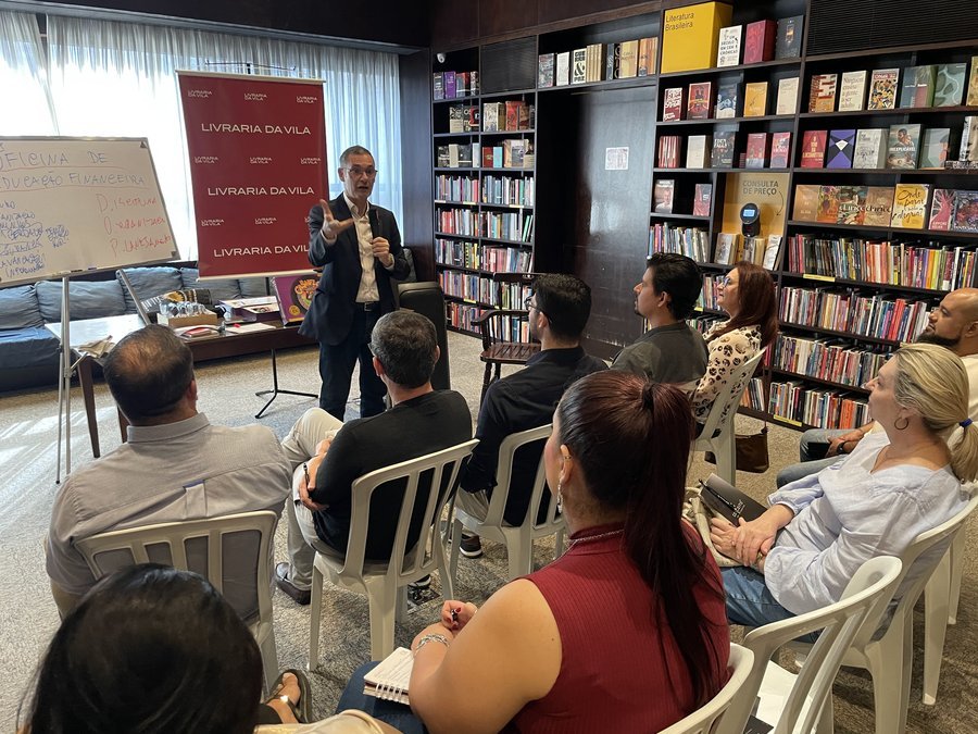 Oficina de Educação Financeira CASHFLOW com participantes